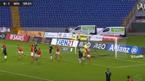 O golo do empate do Santa Clara frente ao Benfica: remate acrobático e desvio de Fábio Cardoso