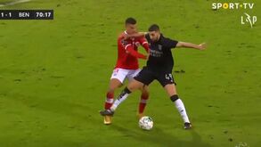 Santa Clara-Benfica: o lance em que Taarabt acerta com o braço na cara de Nené