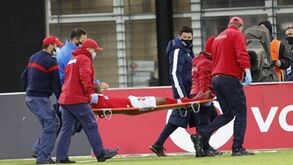 Patric e Gilberto substituídos após choque violento: jogador do Santa Clara saiu mesmo de maca