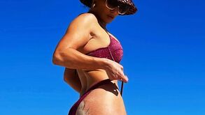 Jennifer Lopez arrasa em biquíni: melhor forma é impossível