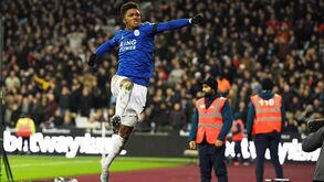 À atenção do Benfica: treinador do Leicester admite saída de Demarai Gray