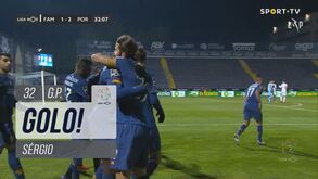 Inacreditável: treinador faz gestos obscenos a um jogador seu após golo da... própria equipa