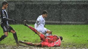 Esplendor na lama: chuva não deu tréguas no Nacional-Sporting