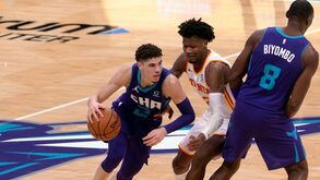 LaMelo Ball tornou-se no mais jovem a conseguir um triplo-duplo na NBA