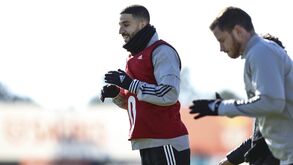 Plantel do Benfica prepara encontro com o Estrela bem agasalhado