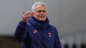 Mourinho não queria mas o jogo do Tottenham com o Aston Villa foi mesmo adiado