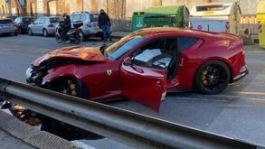 Guarda-redes do Génova colocou Ferrari a lavar e o carro acabou destruído