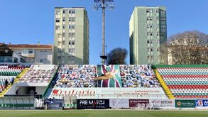 Estrela da Amadora preparou bancada 'especial' para receber o Benfica