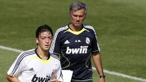 Özil disse que preferia retirar-se do que jogar no Tottenham e Mourinho não o deixou sem resposta