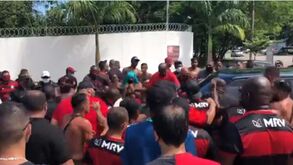 Adeptos do Flamengo protestam no Ninho do Urubu: «Acabou o amor, vai virar um inferno»