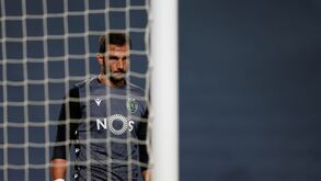 Um adulto na baliza do Sporting