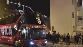 Apoio de um lado, apupos do outro: a chegada do autocarro do Benfica ao Estádio José Gomes