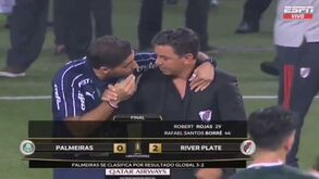 Momento épico de Abel Ferreira: acaba o jogo e abraça o treinador do River de forma enérgica