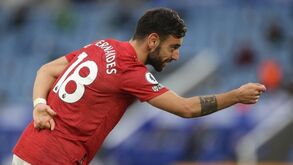 Bruno Fernandes recebe mais um prémio da Premier League: «Muito feliz por fazer história»