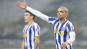 Clima aqueceu no Dragão: Pepe e Pizzi desentenderam-se e viram amarelo