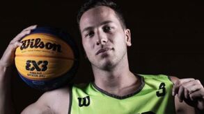 «Sou jogador de basquetebol, tenho 27 anos e sou gay»: suíço divulga carta para acabar com sofrimento