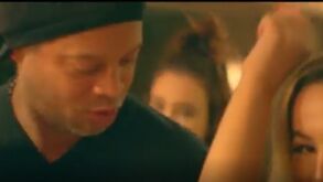 Ronaldinho volta em videoclip polémico
