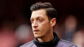 Adeptos do Fenerbahçe loucos com Özil