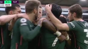 Tottenham nem deixou o Sheffield respirar com este golo de Aurier