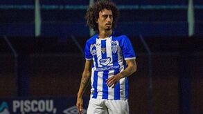 Jogador brasileiro substituído após ser informado de teste positivo à Covid-19... ao intervalo