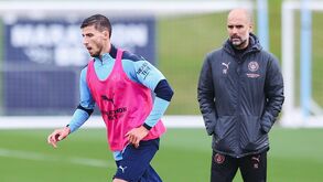 Guardiola rendido a característica de Rúben Dias: «Não é fácil encontrá-la num jogador de 23 anos»