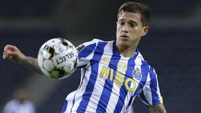 Arsenal e Leicester entram na luta por Otávio