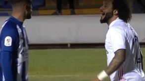 O que Marcelo disse a Vinícius no lance do 1-1: «Não agarra, Vini. Não agarra»