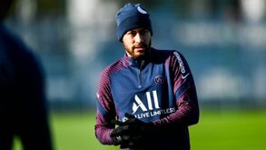 Prejuízo de 204 milhões de euros 'bloqueia' negociações do PSG com Neymar e Mbappé