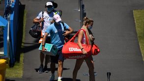 Confinamento no Open da Austrália: quartos pequenos, sem janelas nem limpeza