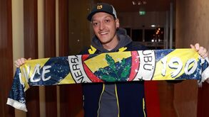 Fenerbahçe pede ajuda aos adeptos para pagar salário de Mesut Özil