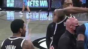 Kyrie Irving e Bam Adebayo iam abraçar-se e foram travados pela... segurança