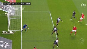 Benfica pediu penálti por mão na bola, árbitro e VAR mandaram seguir