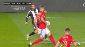 Nacional pediu penálti de Jardel na Luz, árbitro nada assinalou