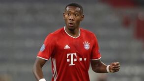 O defesa que fica livre no final da época e que está a deixar a Europa em polvorosa