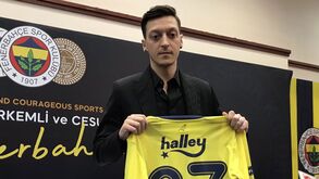 A curiosa justificação para o número na camisola de Özil no Fenerbahçe
