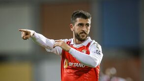 Árbitro foi ao VAR e assinalou penálti para o Benfica: João Mário desperdiçou na cobrança