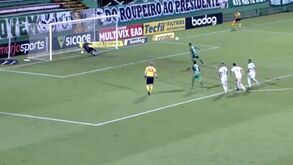 Confusão na Grécia: Adeptos do Olympiacos invadiram relvado após derrota com o AEK