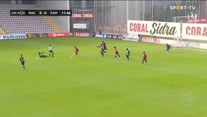 Insólito: árbitro Tiago Martins faz 'placagem' a jogador do Nacional