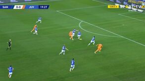 «Água, mete água»: Cristiano Ronaldo reclama com elemento do banco do Al Nassr na saída para o balneário