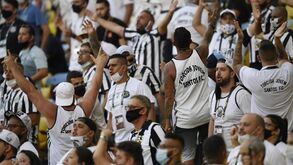 Adeptos concentrados e sem máscara no Maracanã na final da Libertadores
