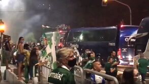 Chermiti caiu na área, pediu penálti mas o árbitro mandou seguir
