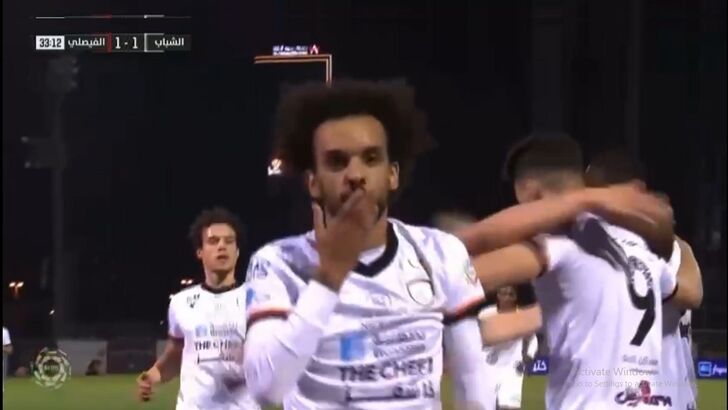 Fábio Martins volta a brilhar com assistência de trivela para Ighalo