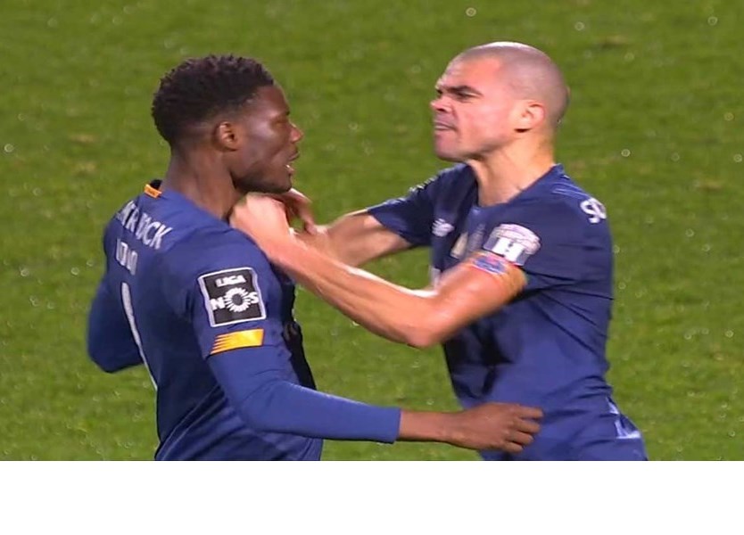 VÍDEO: Pepe e Loum acabam o jogo do FC Porto aos empurrões