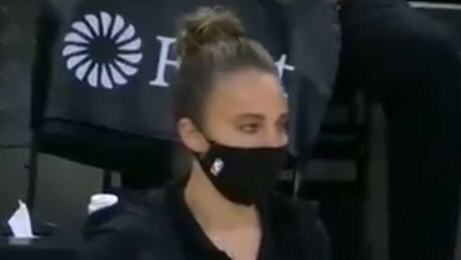 O momento em que Becky Hammon se tornou na primeira mulher a orientar uma equipa da NBA