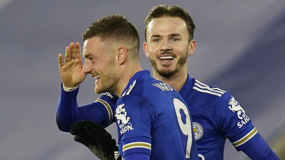 Leicester 'vinga-se', bate Chelsea e assume liderança provisória da Premier League