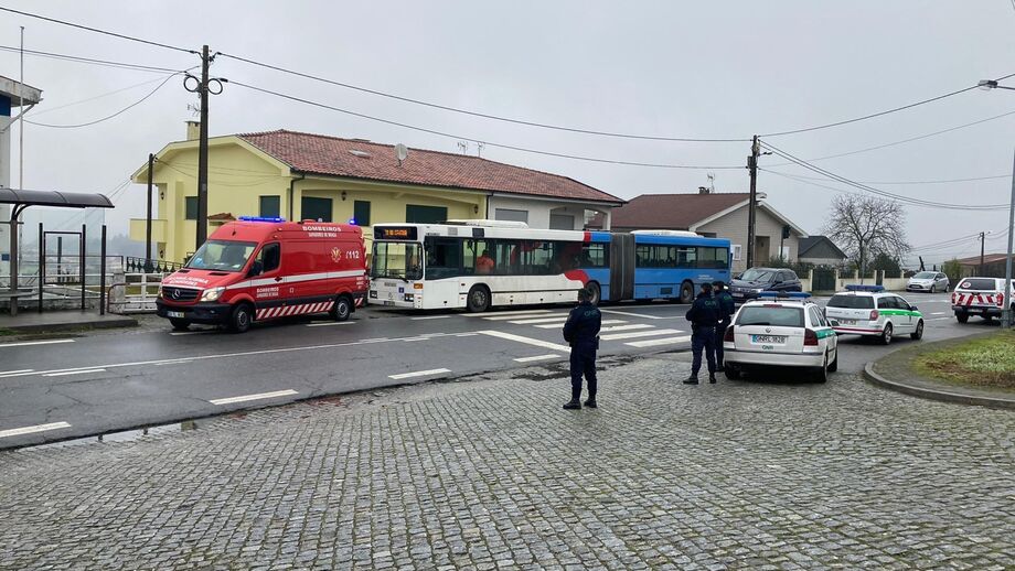 Autocarro está parado em Braga com passageiro infetado com Covid-19 no interior