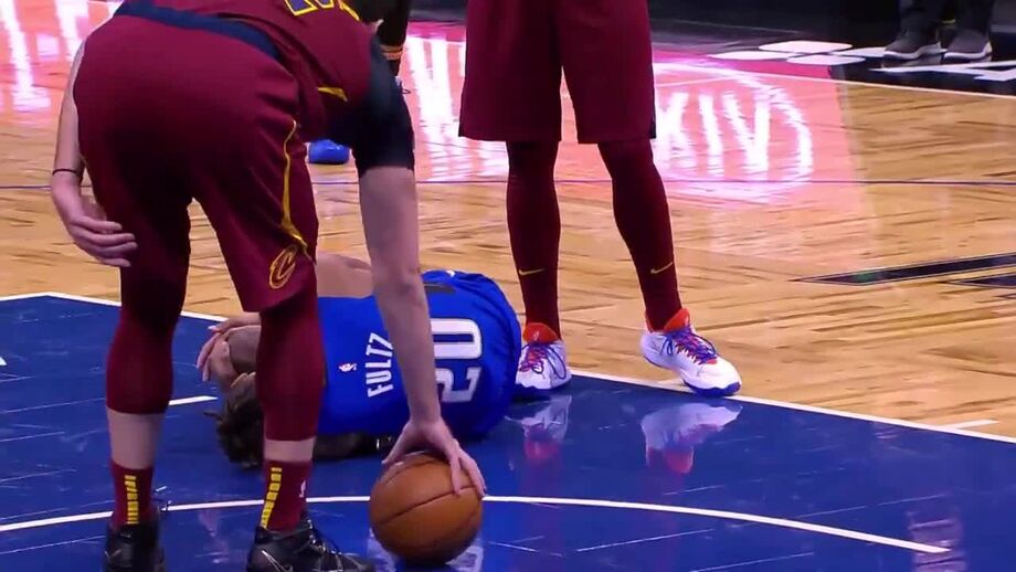 Markelle Fultz afetado no joelho esquerdo