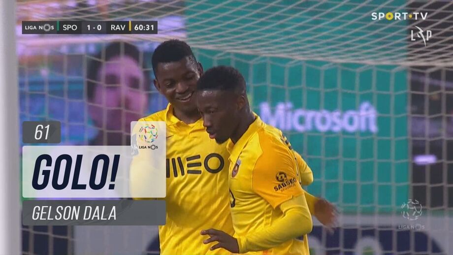 No momento em que se dirigiam aos adeptos para agradecer o apoio durante o jogo
