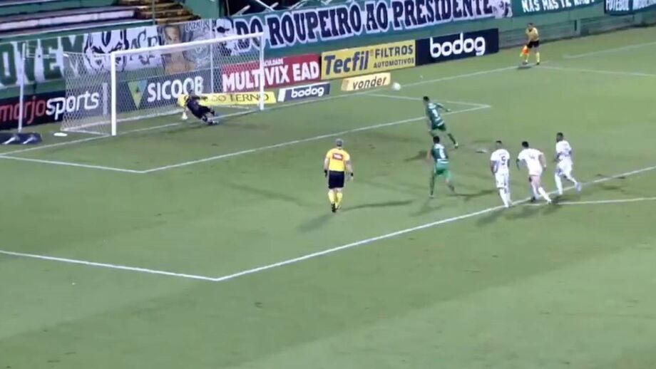 Davide Massa, que arbitrava a partida, foi ainda confrontado pelo presidente do Olympiacos