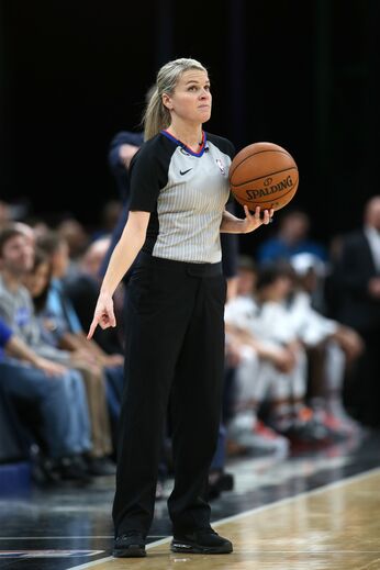 Jenna Schroeder entrou para o quadro de árbitros da liga em 2019